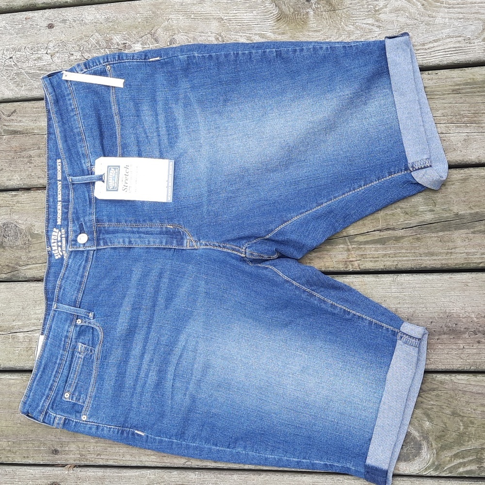 NWT Simply Stretch Modern Mid Rise Levi's Skinny Shorts